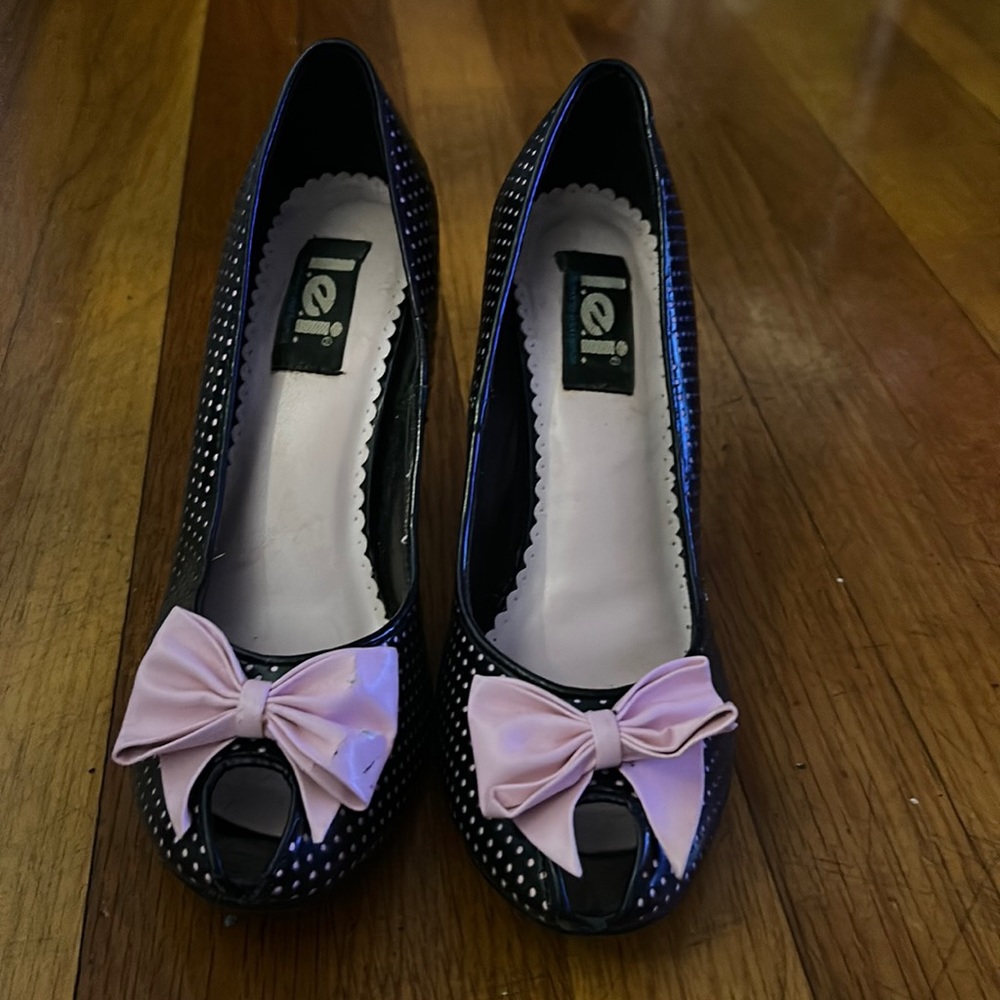 SZ 8 black LEI brand pin up style pumps with baby pink accent bow and polka dots